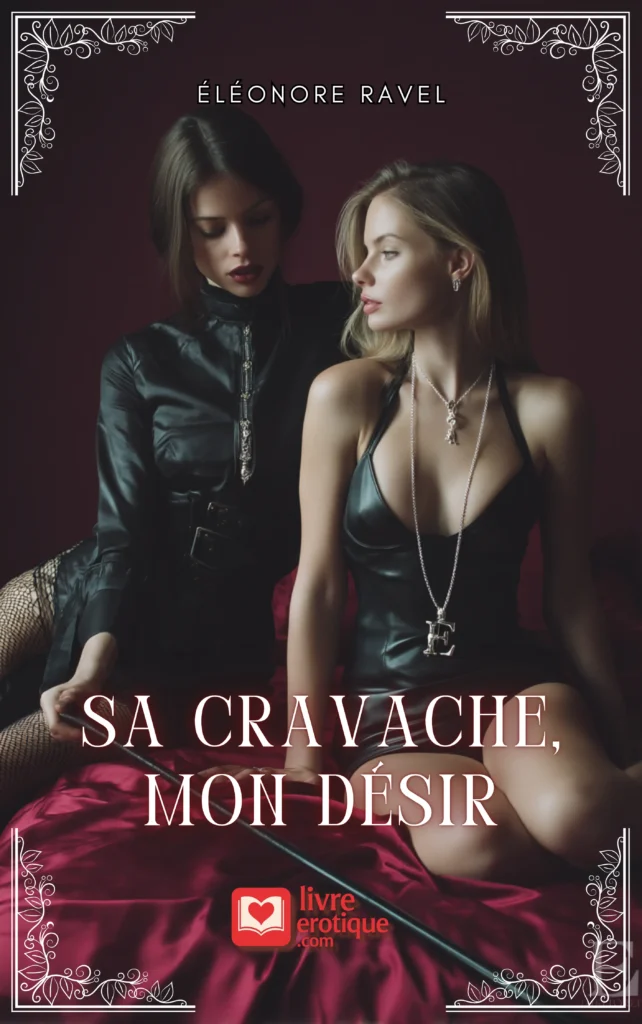Couverture du roman « Sa cravache, mon désir » : deux femmes en cuir noir posent sur un lit de satin rouge, cravache posée au premier plan.