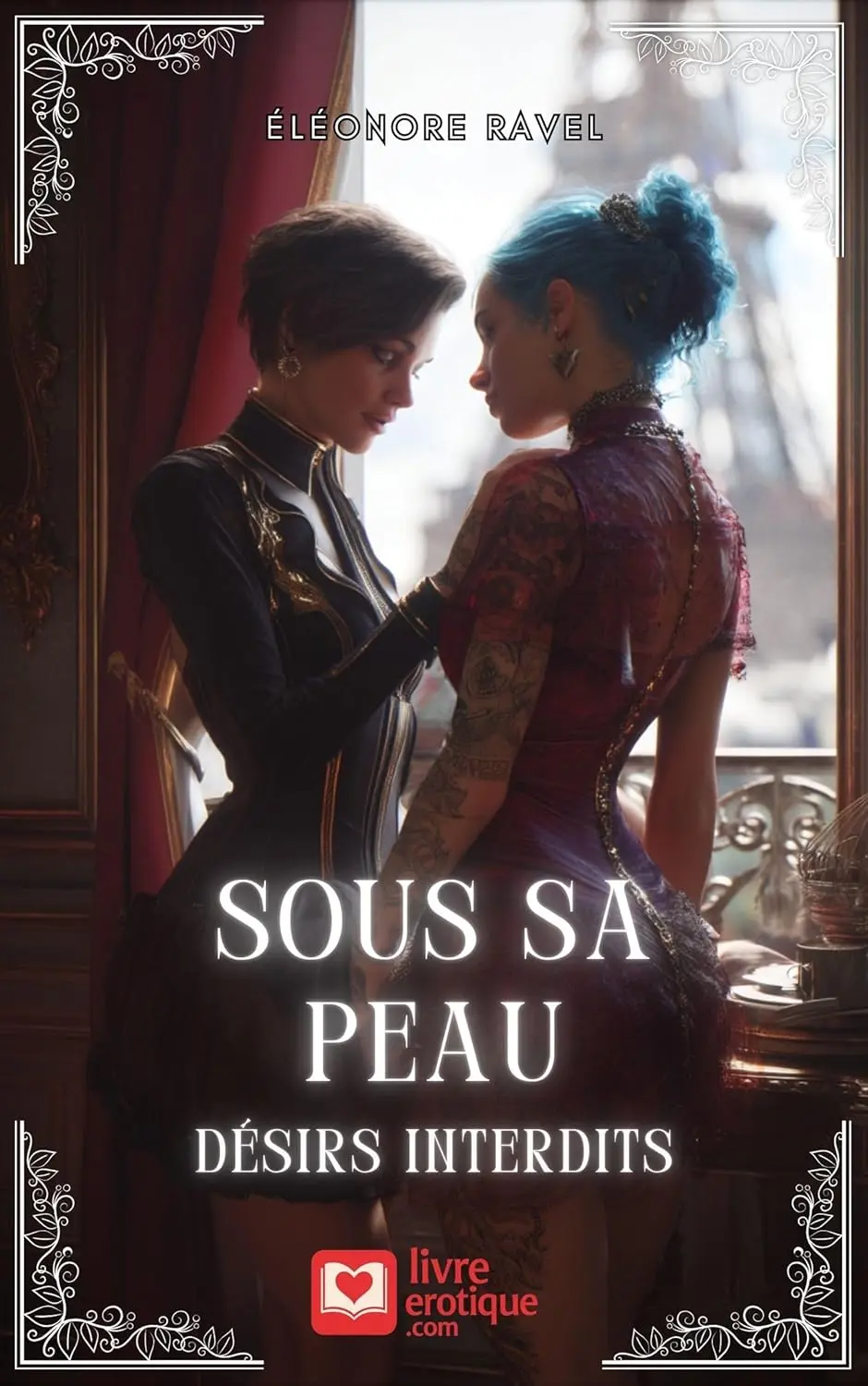 Couverture du roman « Sous sa peau – Désirs interdits » : deux jeunes femmes élégantes, complices, se frôlent dans un salon parisien avec la tour Eiffel en arrière‑plan.
